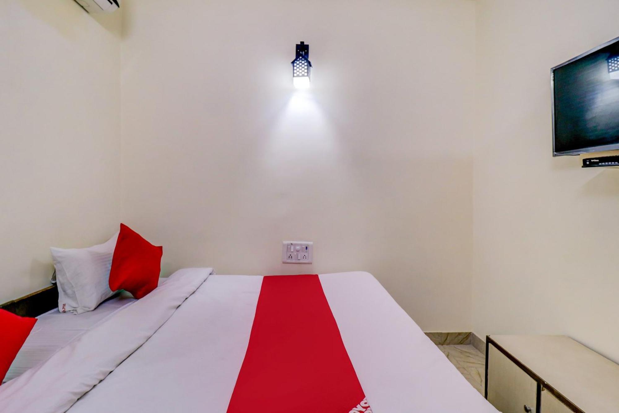 Hotel O Rs Hotels Near Pitampura Metro Делі Екстер'єр фото