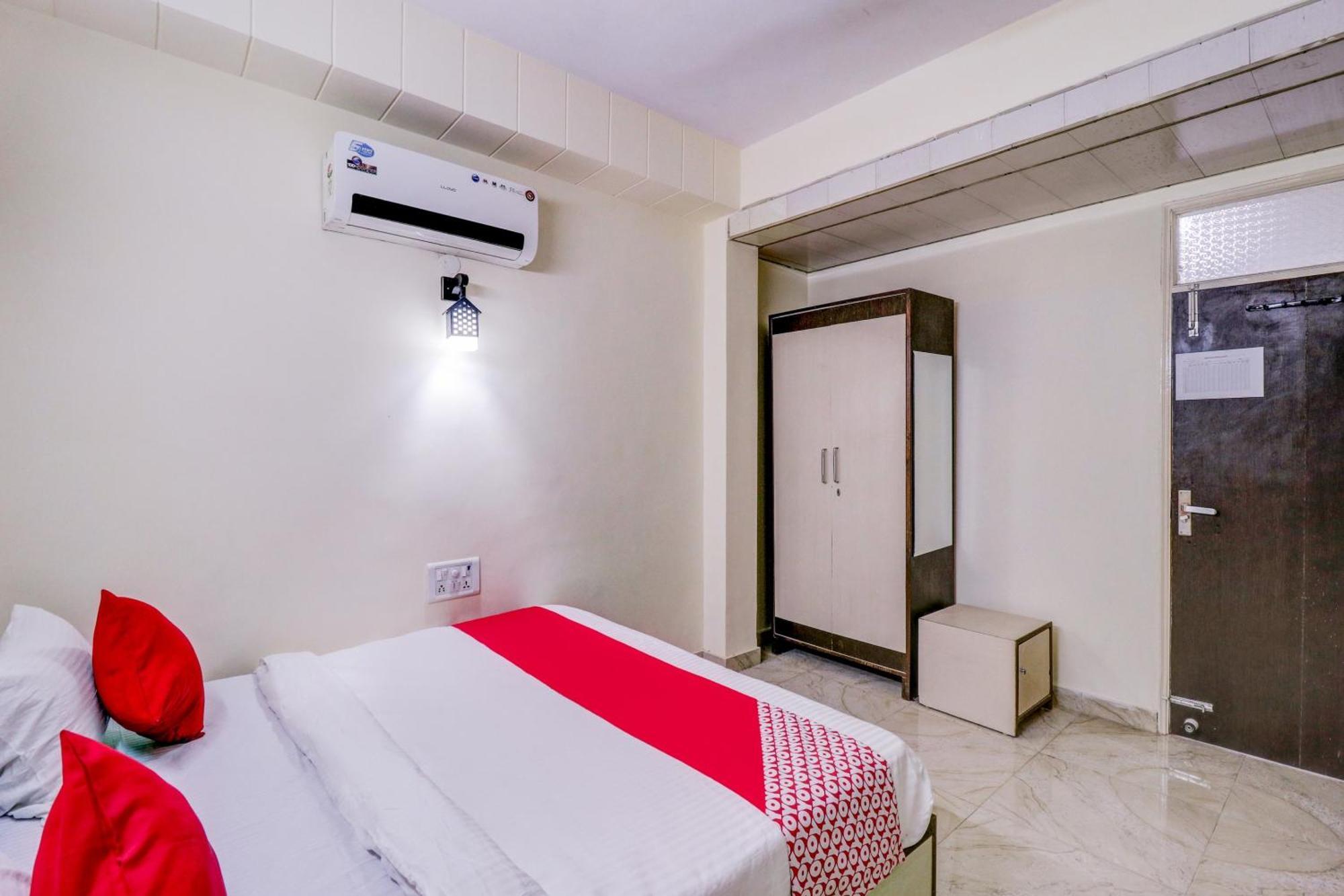 Hotel O Rs Hotels Near Pitampura Metro Делі Екстер'єр фото