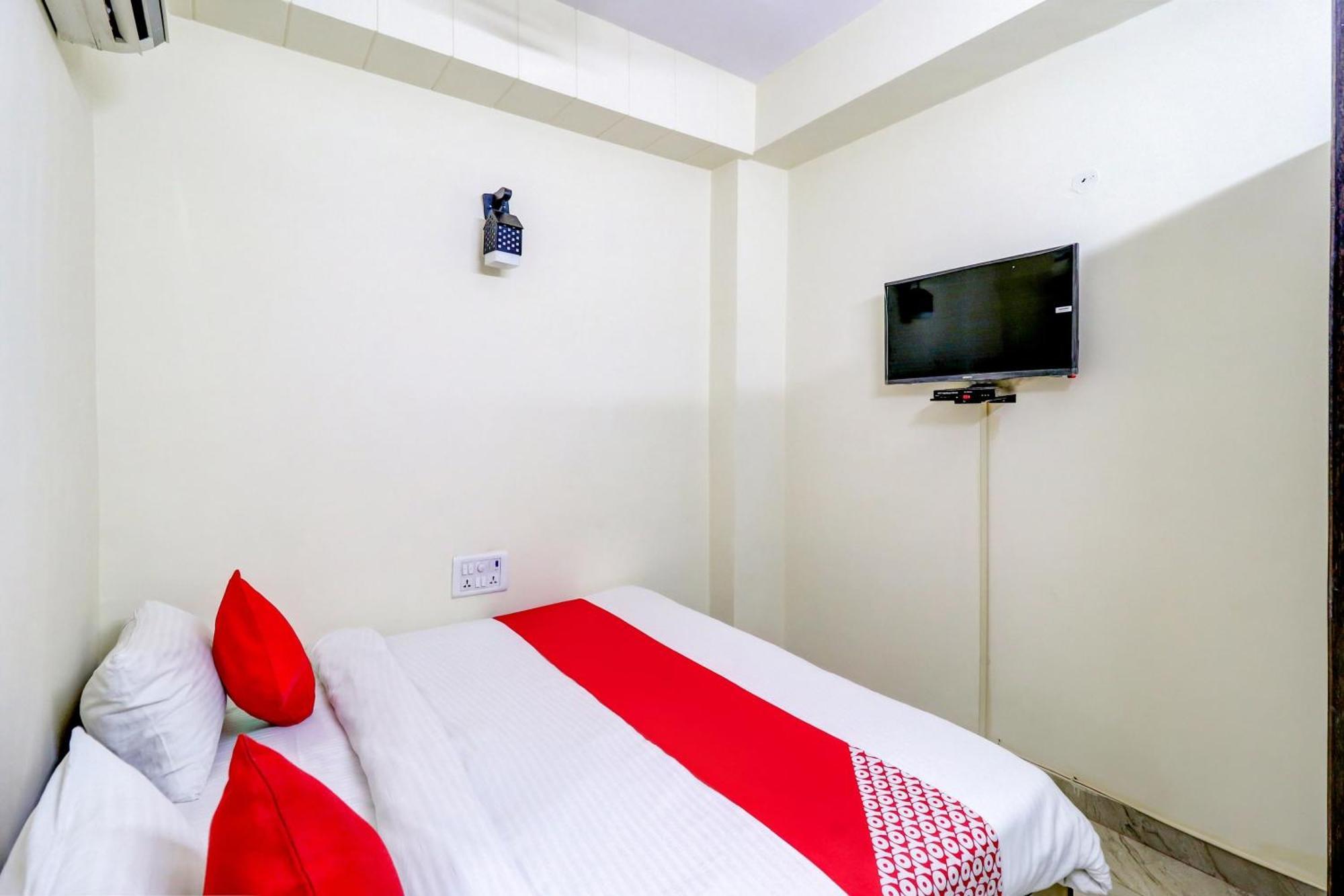 Hotel O Rs Hotels Near Pitampura Metro Делі Екстер'єр фото