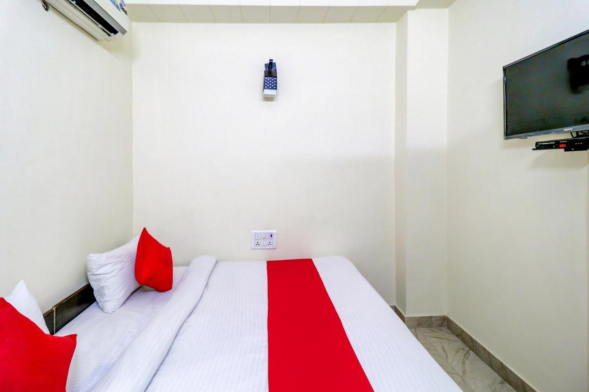 Hotel O Rs Hotels Near Pitampura Metro Делі Екстер'єр фото