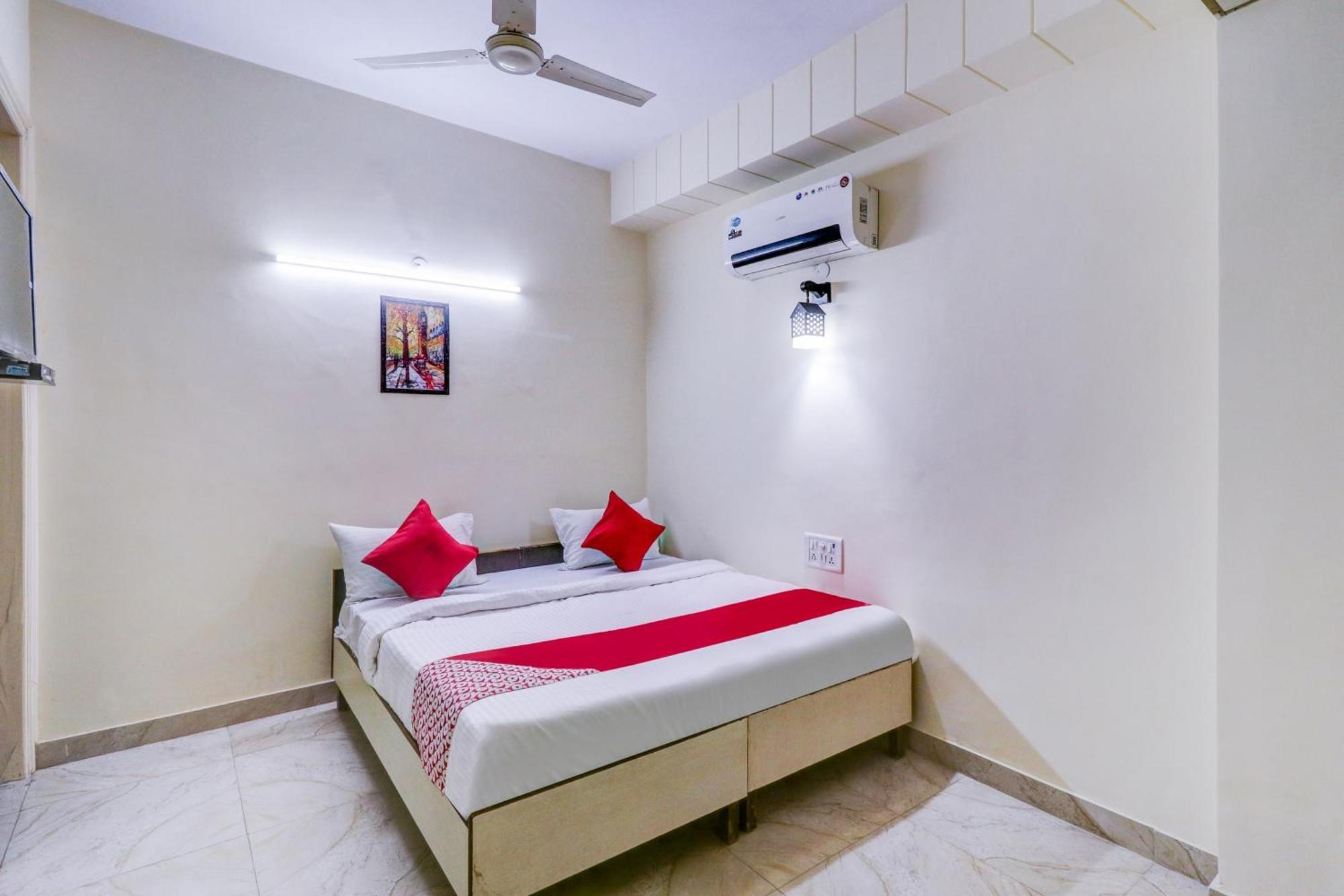 Hotel O Rs Hotels Near Pitampura Metro Делі Екстер'єр фото