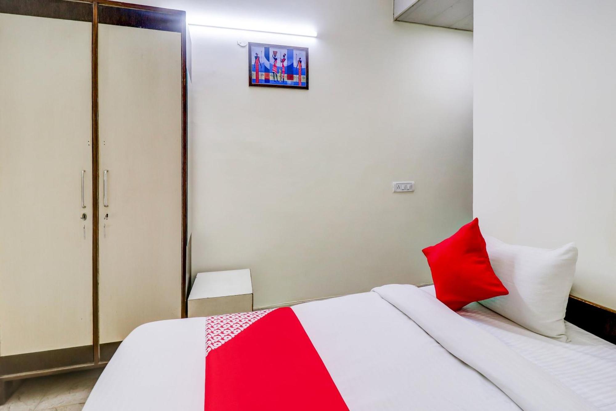 Hotel O Rs Hotels Near Pitampura Metro Делі Екстер'єр фото